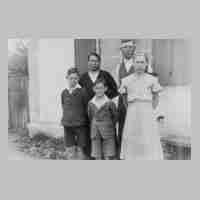 106-0107 Anna und Max Klein mit ihren Kindern Kurt, Alfred und Gertrud neben dem Wohnhaus.jpg